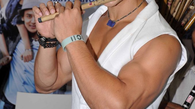 Flute sellers will always be special to Tiger Shroff Flute sellers will always be special to Tiger Shroff